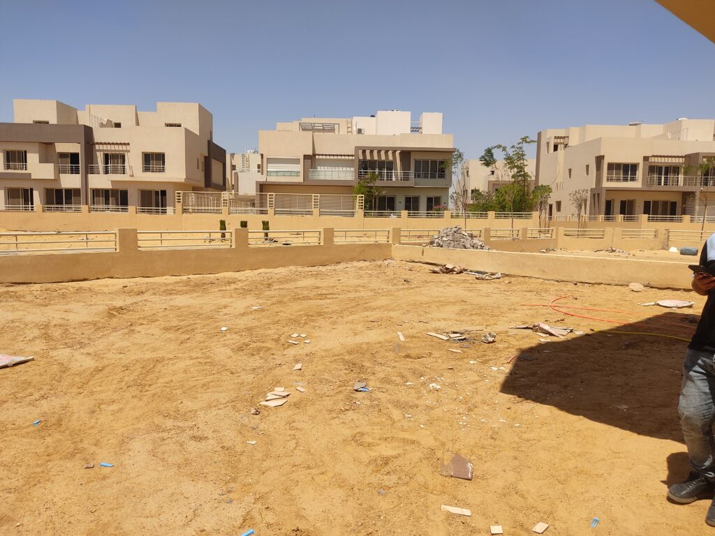 حديقة فيلا قبل تنفيذ اللاندسكيب في 6 أكتوبر