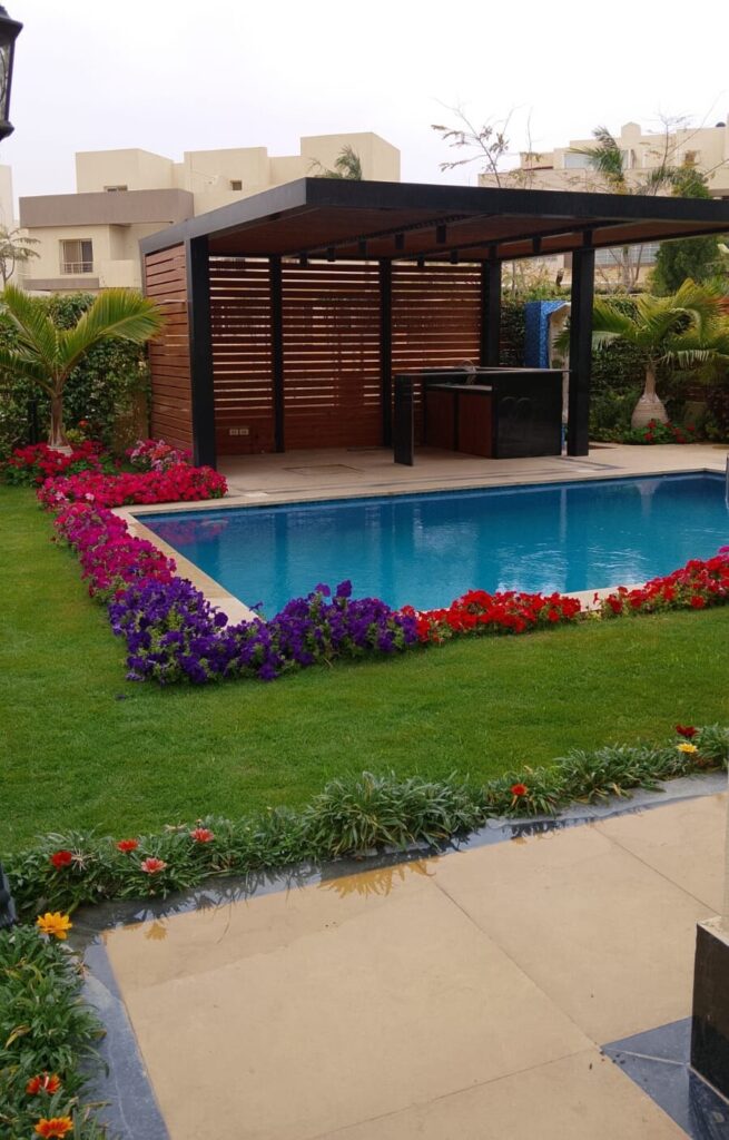 تنفيذ برجولة حديثة داخل حديقة فيلا بعد الانتهاء