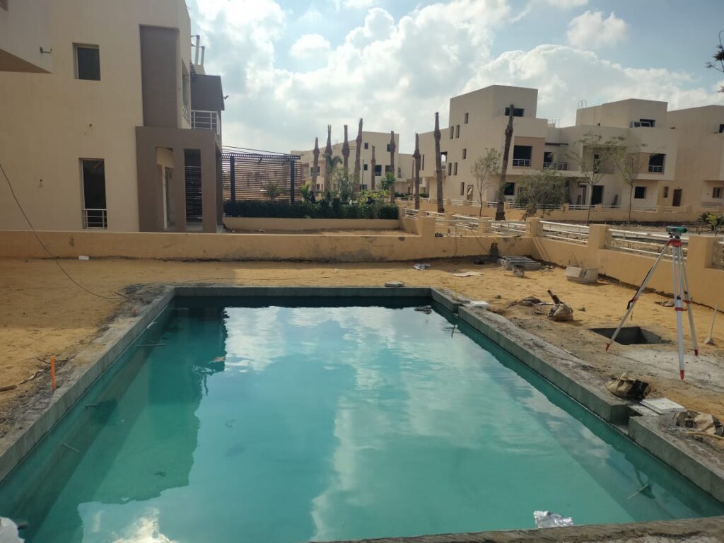 تنفيذ حمام السباحة خلال مرحلة إنشاء اللاندسكيب