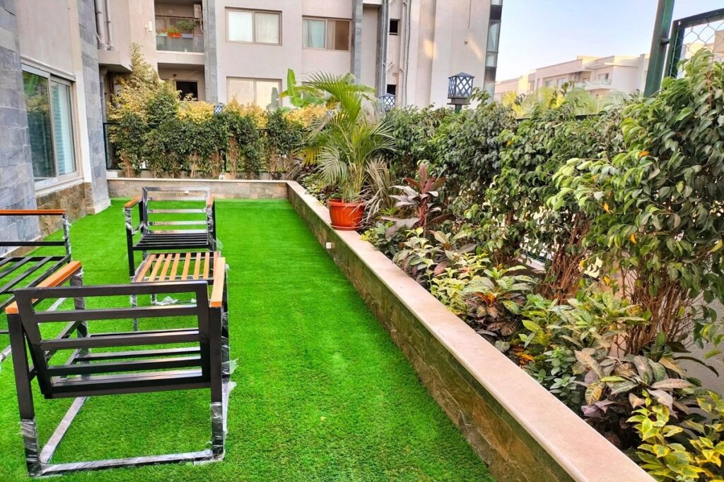 حديقة صغيرة بمسطح أخضر ونباتات زينة