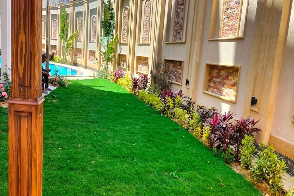 تنسيق حديقة جانبية لفيلا بالنجيل والنباتات