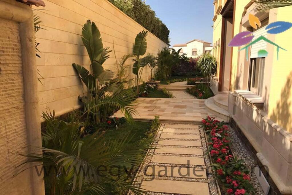 ممر جانبي لفيلا محاط بالنباتات