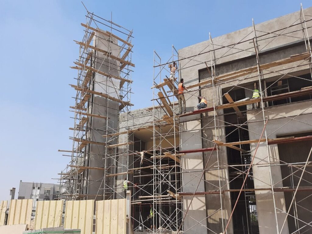أعمال بناء وتشطيب واجهة مبنى ضمن المقاولات العامة