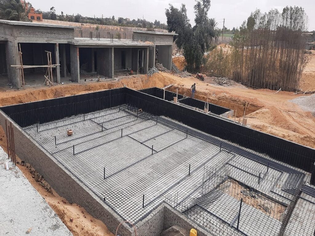 أعمال تسليح وتجهيز حمام سباحة قبل الصب